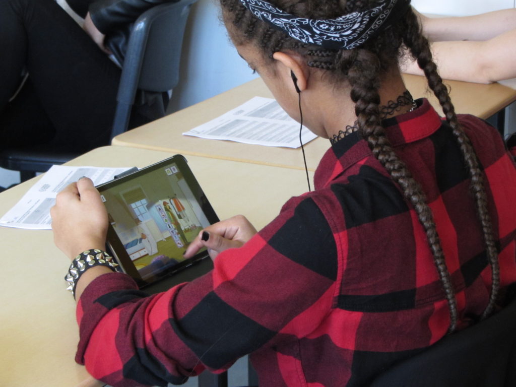 Schülerin beim Gametesting in Neuss